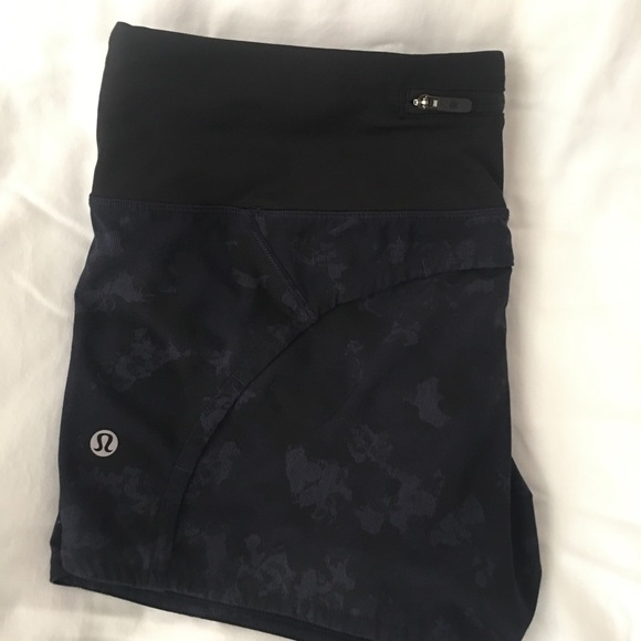 Lululemon run time ll 4” short size 6 - Picture 8 of 9